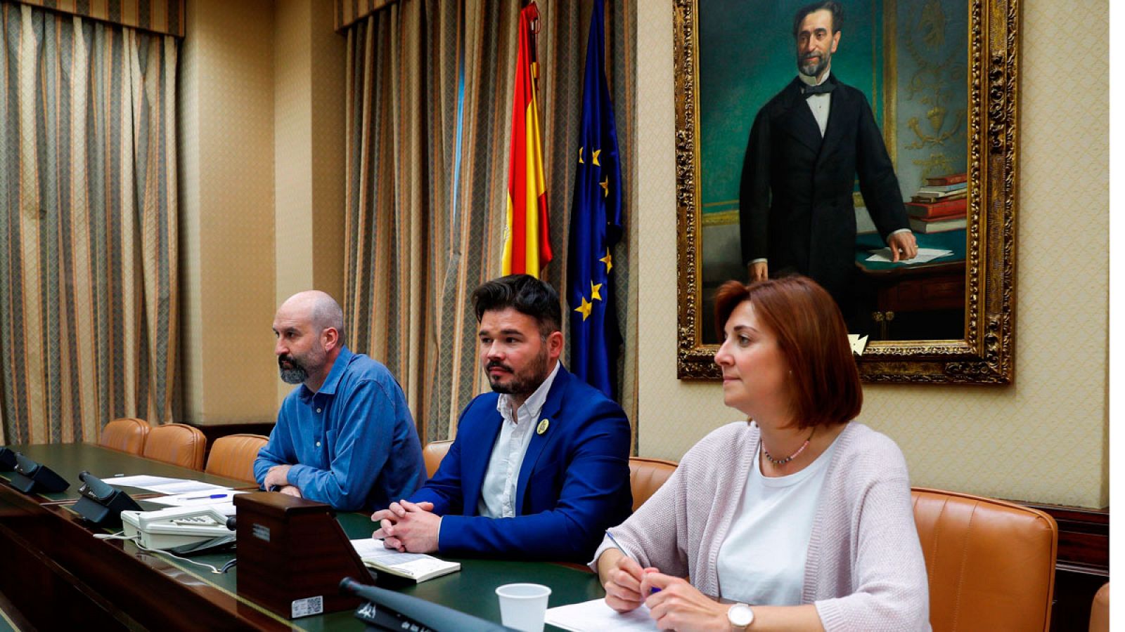 El diputado electo de ERC Gabriel Rufián durante ña reunión del grupo parlamentario en el Congreso tras entregar sus credenciales.