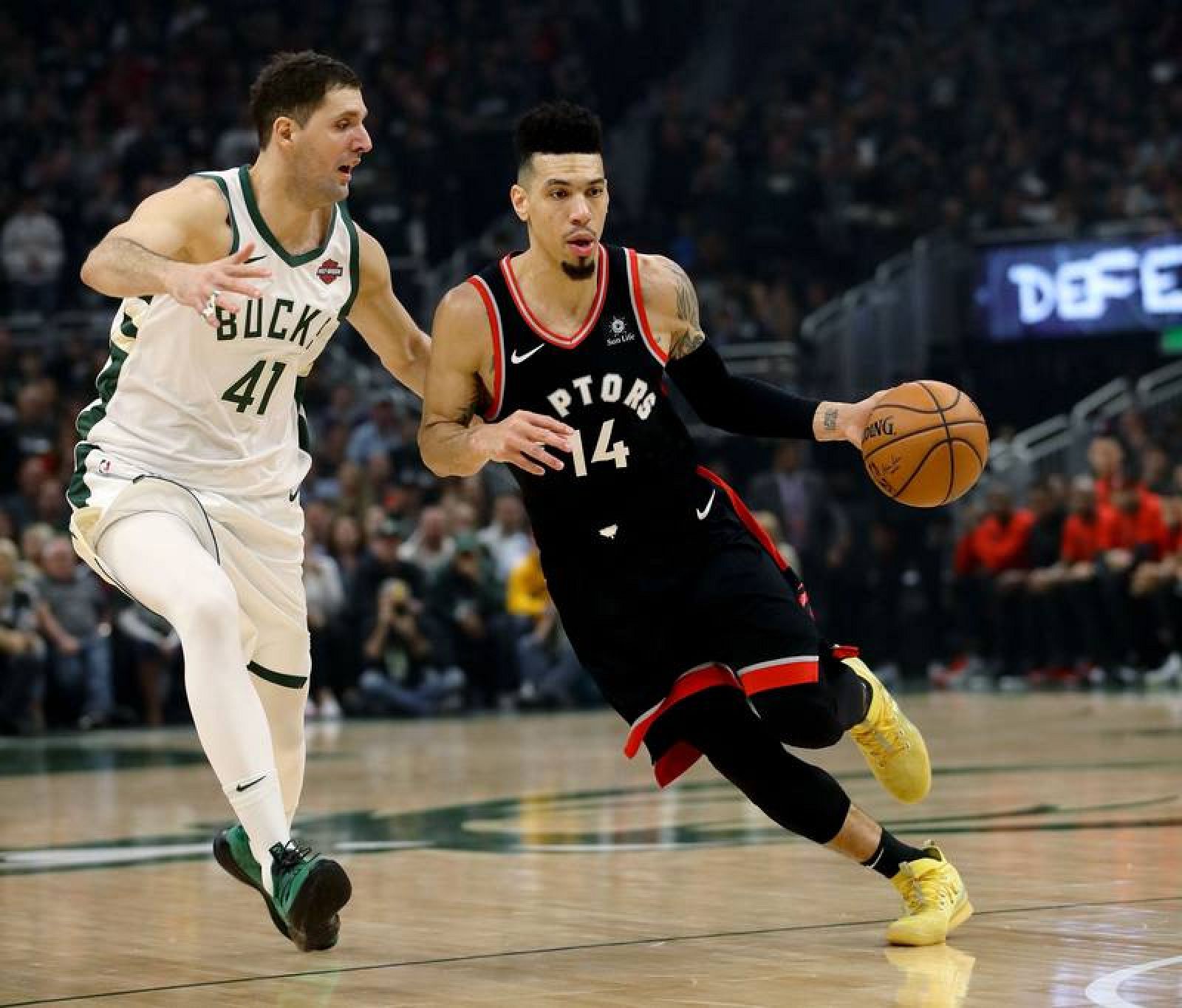 Danny Green trata de superar al ala pívot de los Milwaukee Bucks Nikola Mirotic.