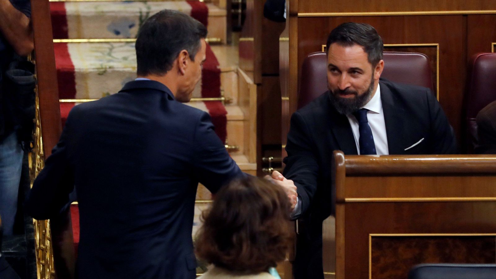 Saludo entre Sánchez y Abascal