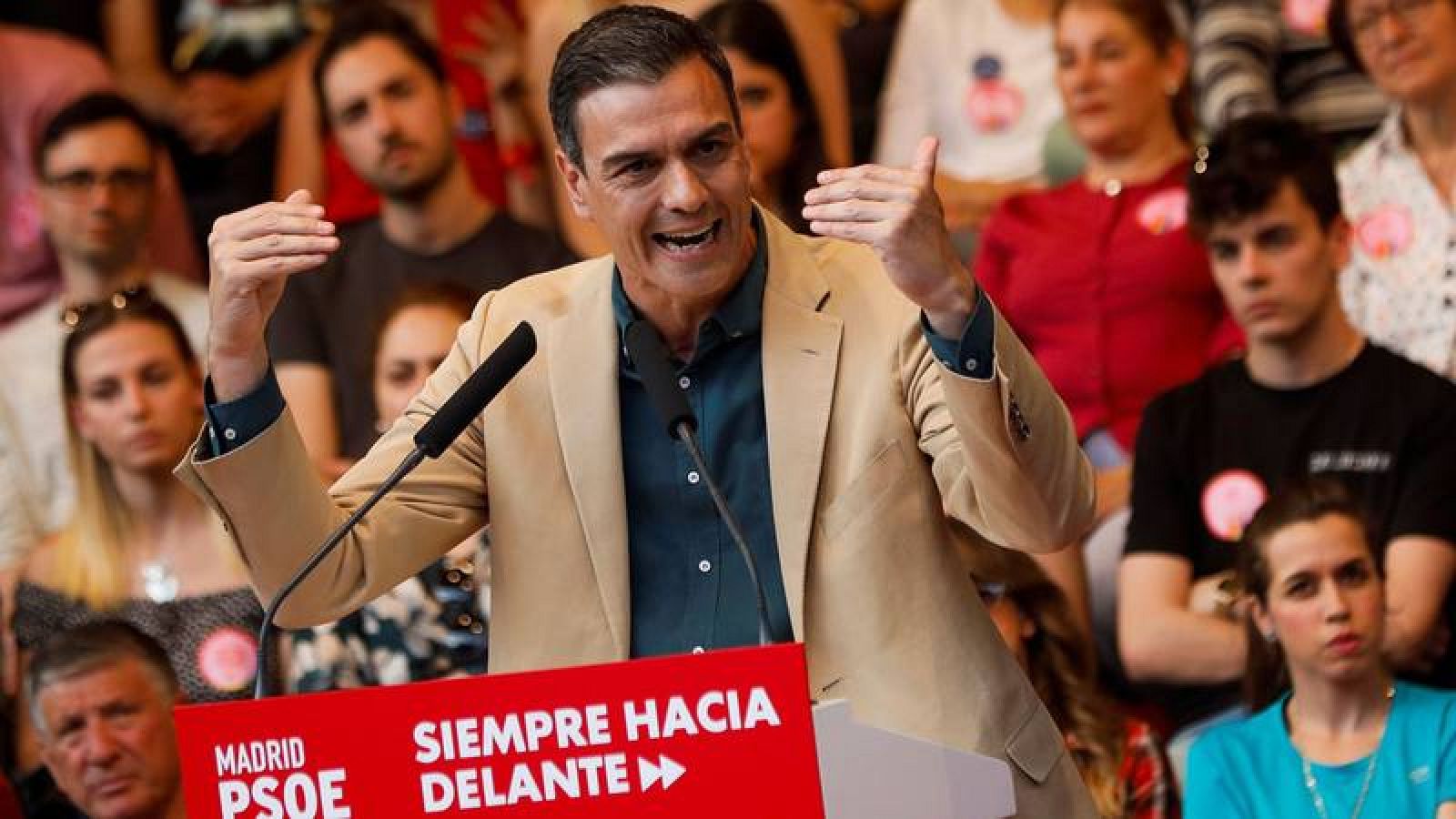 El presidente del Gobierno en funciones, Pedro Sánchez en un acto de campaña en Leganés