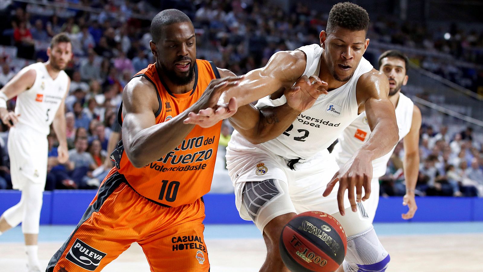 El Real Madrid vence a Valencia Basket por 83-77