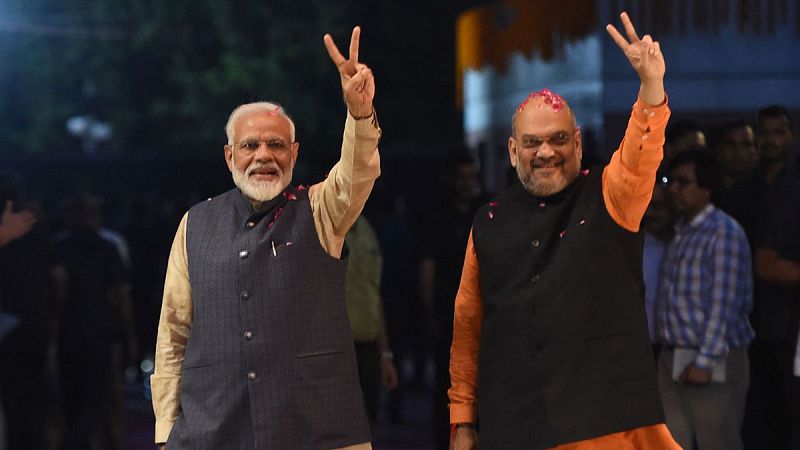 El primer ministro indio Narendra Modi (L) y el presidente del partido Bharatiya Janata (BJP) Amit Shah celebraban la victoria en las elecciones generales