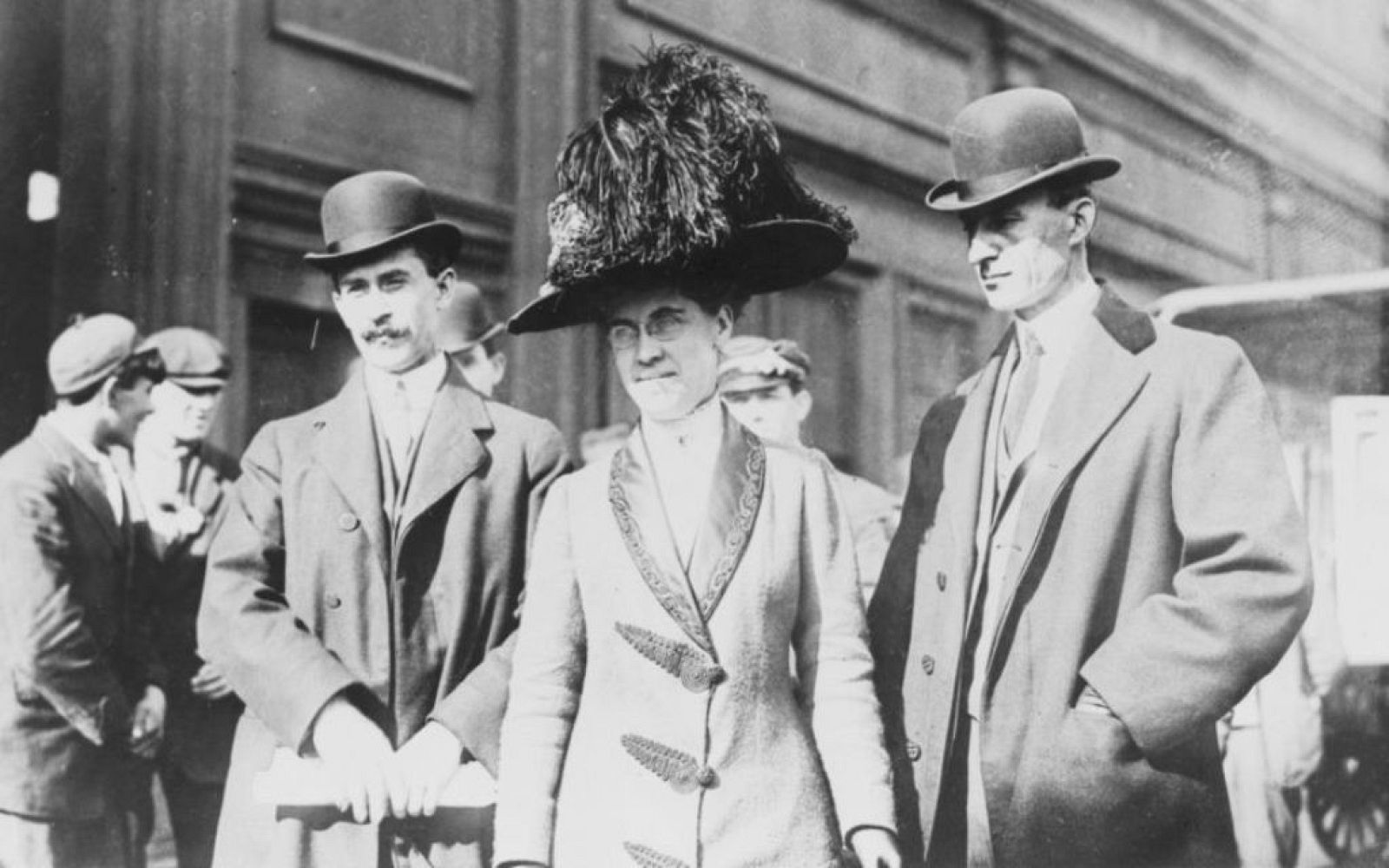 Katharine Wright junto a sus hermanos, creadores del avión