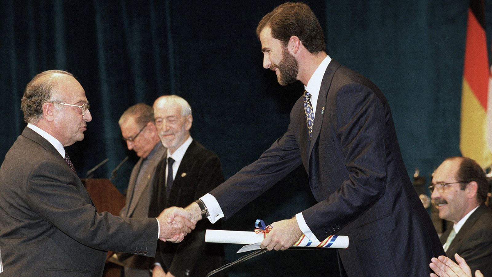 Joaquín Sanz Gadea recibe el Premio Príncipe de Asturias de la Concordia 1998