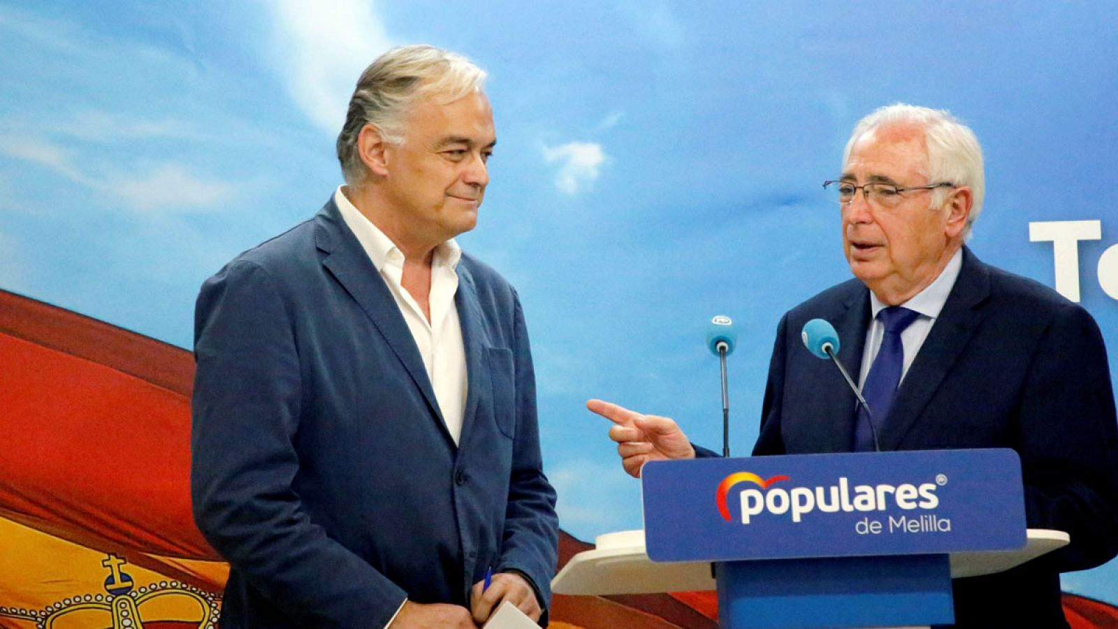 El presidente de Melilla, Juan José Imbroda (d), junto al eurodiputado popular Esteban González Pons.