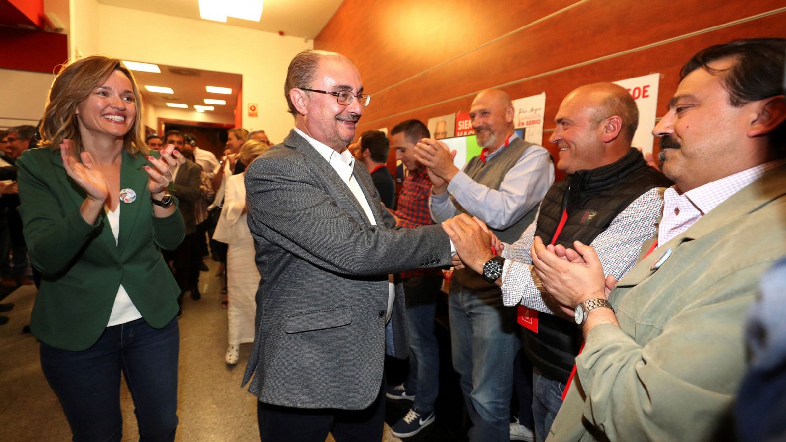 Javier Lambán (c) y Pilar Alegría, candidata a la alcaldía de Zaragoza, celebran la victoria del PSOE