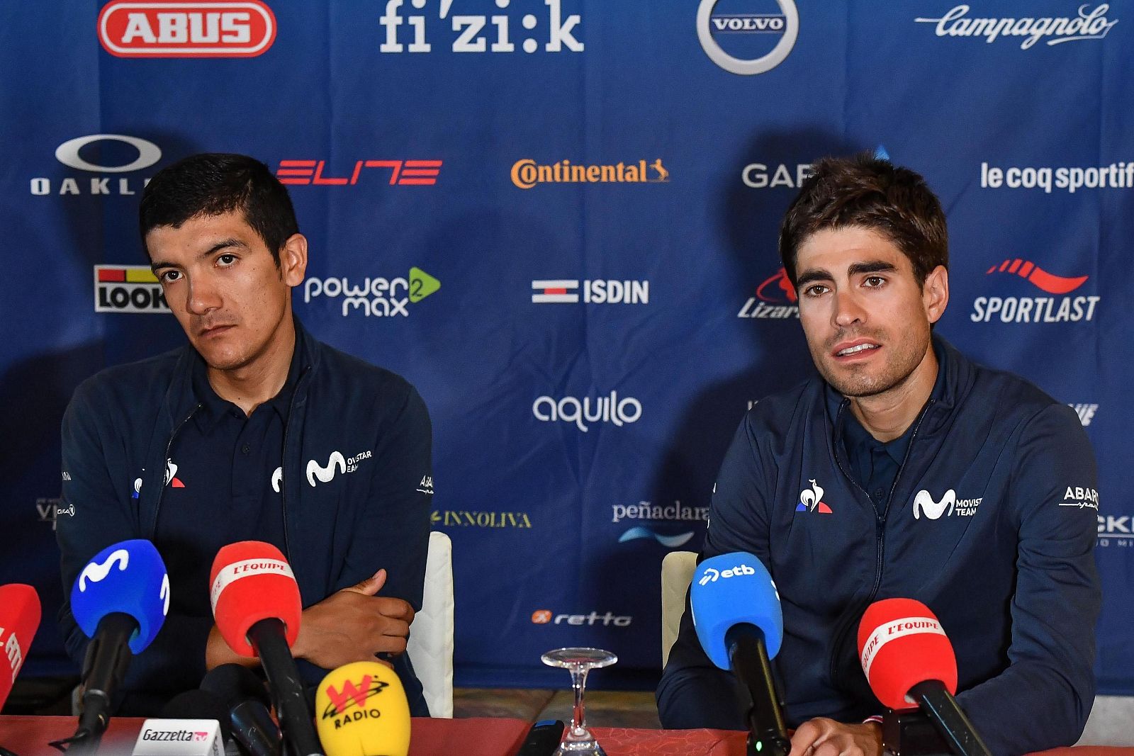 El ciclista español Mikel Landa (d) y el ciclista ecuatoriano Richard Antonio Carapaz Montenegro (i), del equipo Movistar, participan en una rueda de prensa, este lunes, durante la jornada de descanso del Giro de Italia, en Boario Terme (Italia).