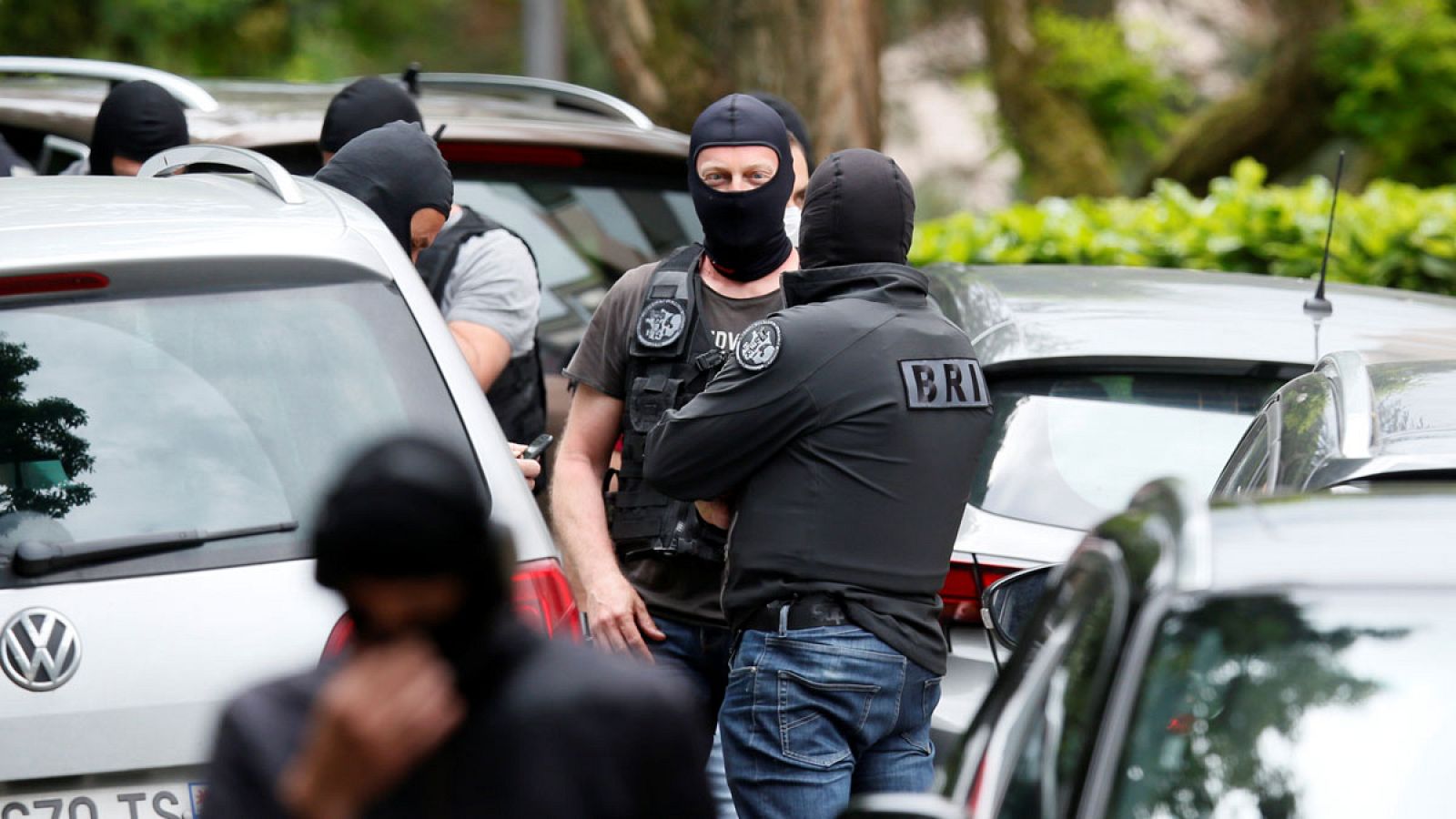 Agentes de la policía francesa custodian el domicilio de uno de los detenidos en Oullins cerca de Lyon