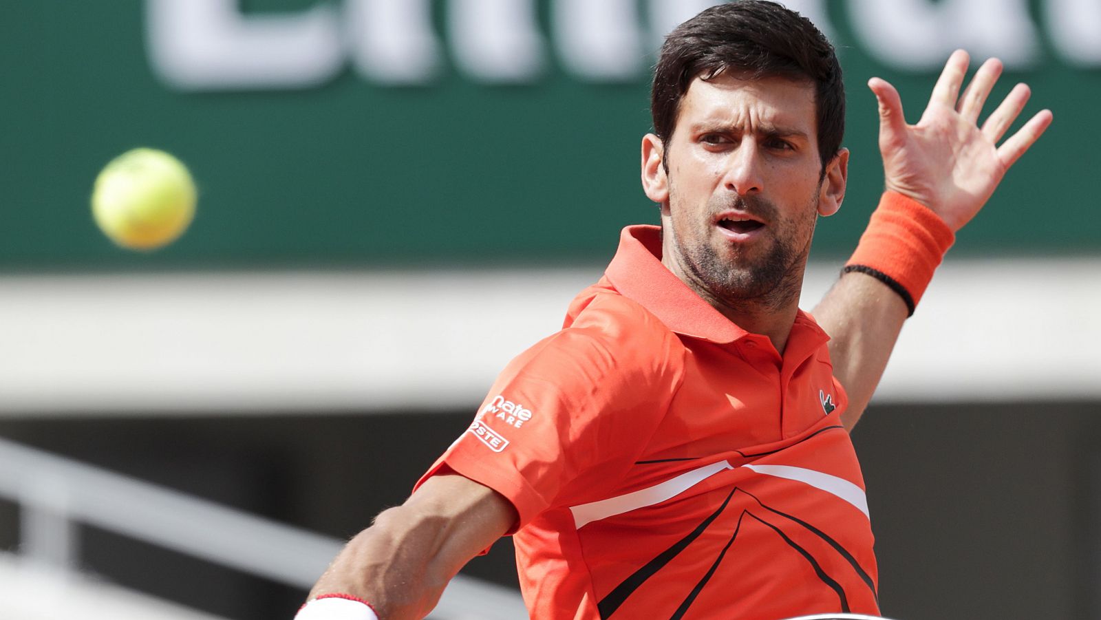 El serbio Novak Djokovic devuelve una bola al polaco Hubert Hurkacz en su partido de primera ronda de Roland Garros.