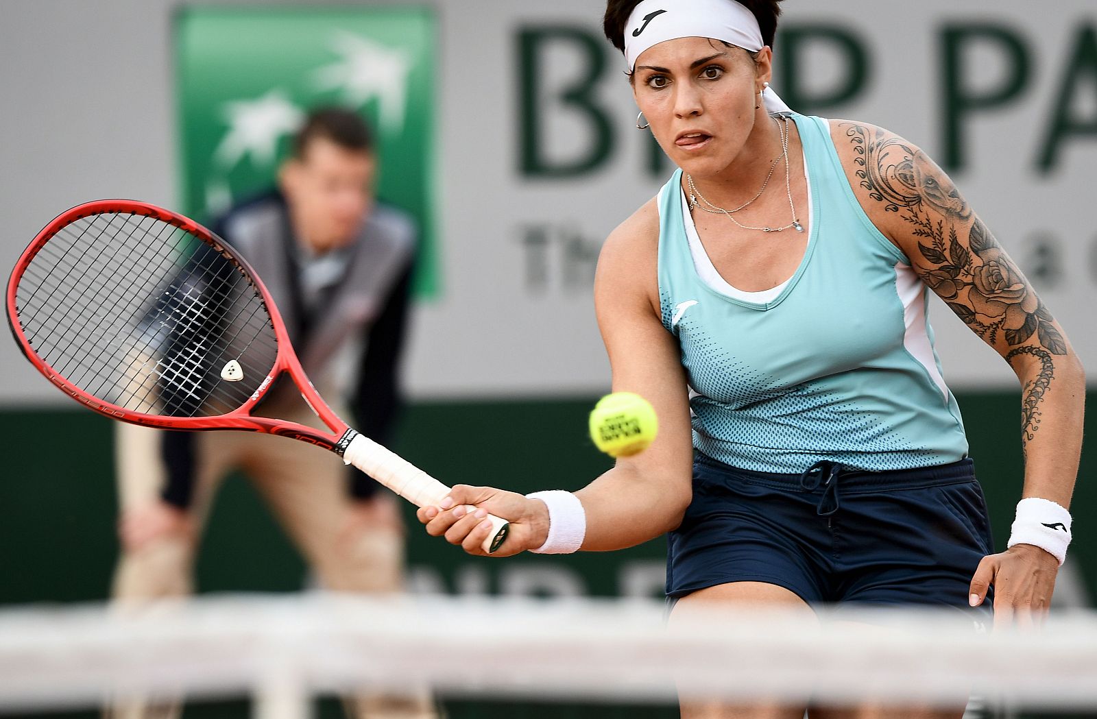 Bolsova devuelve una bola en el partido de este lunes en Roland Garros