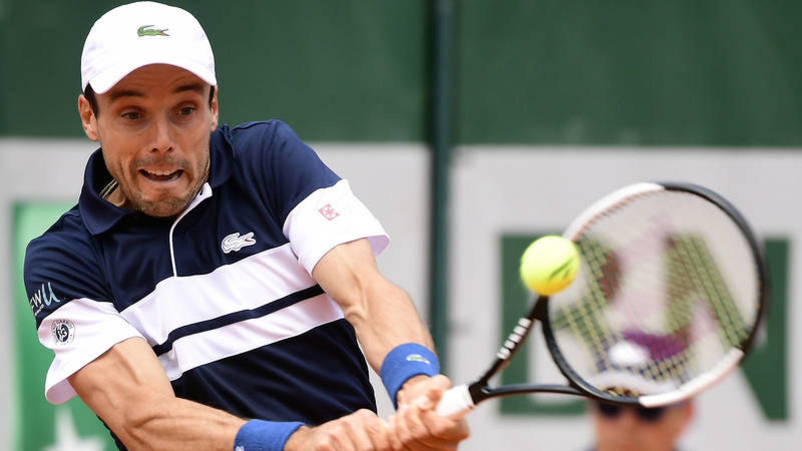 Roberto Bautista devuelve una pelota a Steve Johnson.