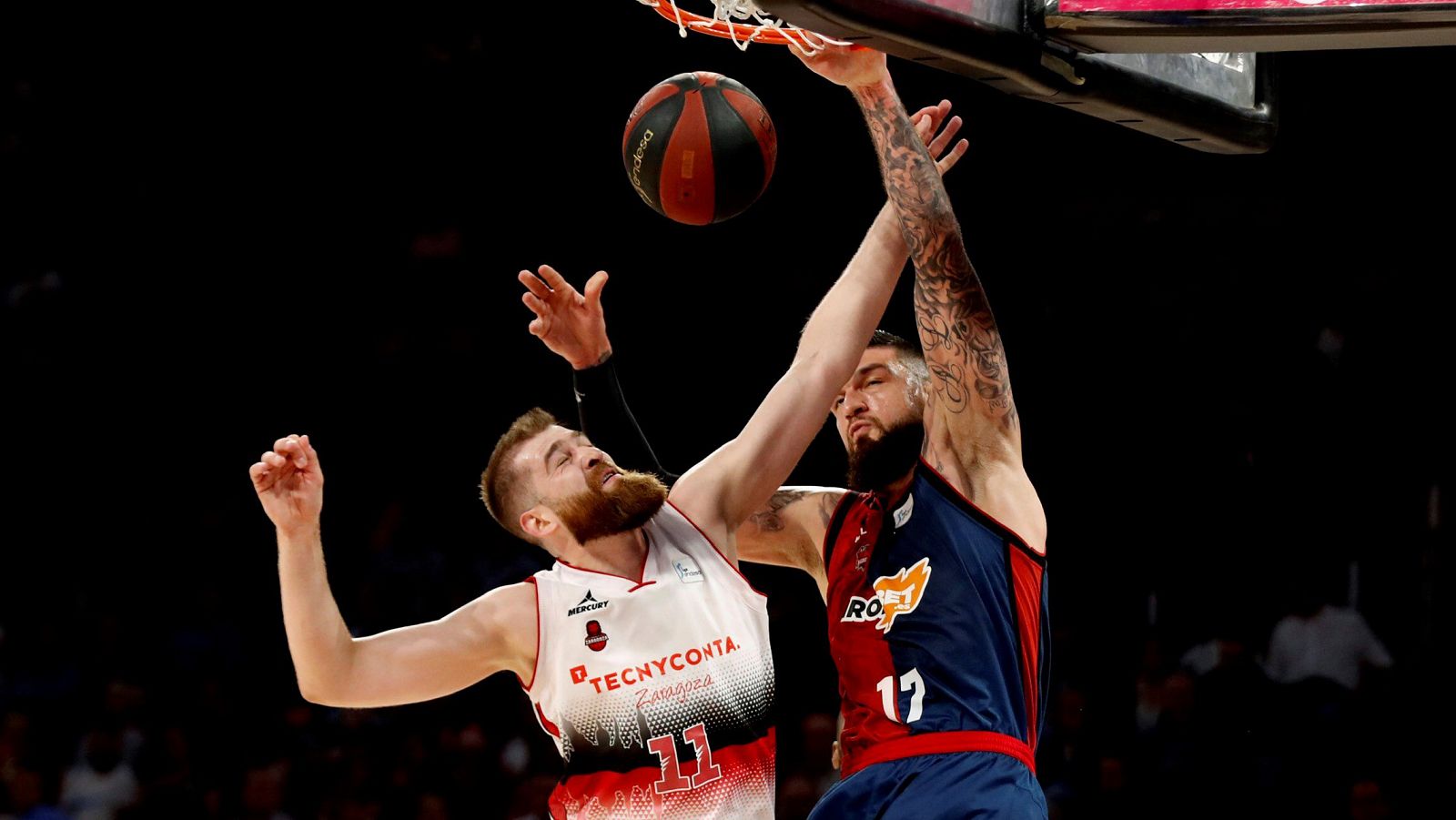 El pívot del Kirolbet Baskonia Vincent Poirier a (d), y el ala pívot del Tecnyconta Zaragoza Nemanja Radovic.