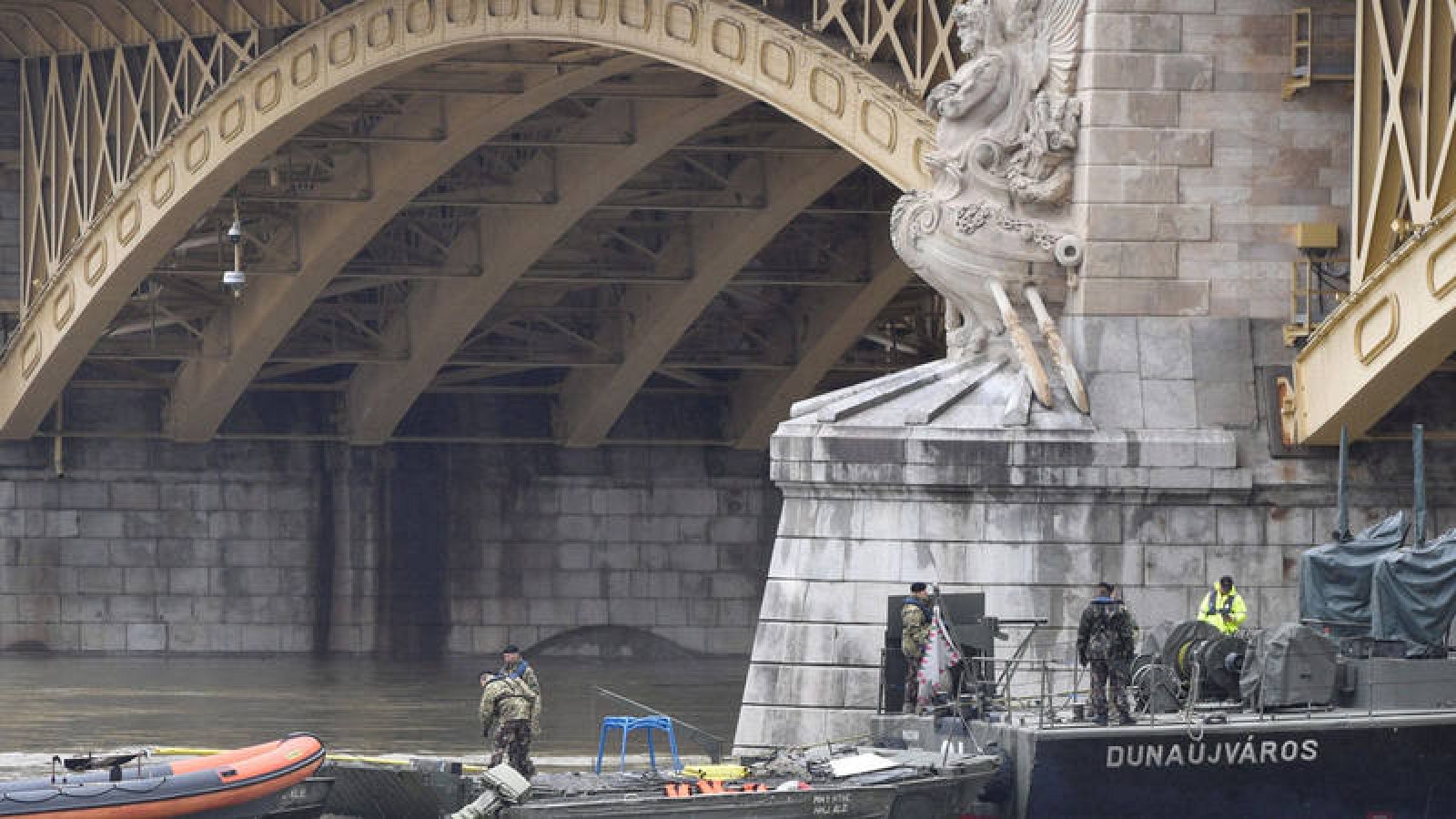 Miembros de los servicios de rescate tras la colisión de dos barcos en el Danubio en Budapest (Hungría).