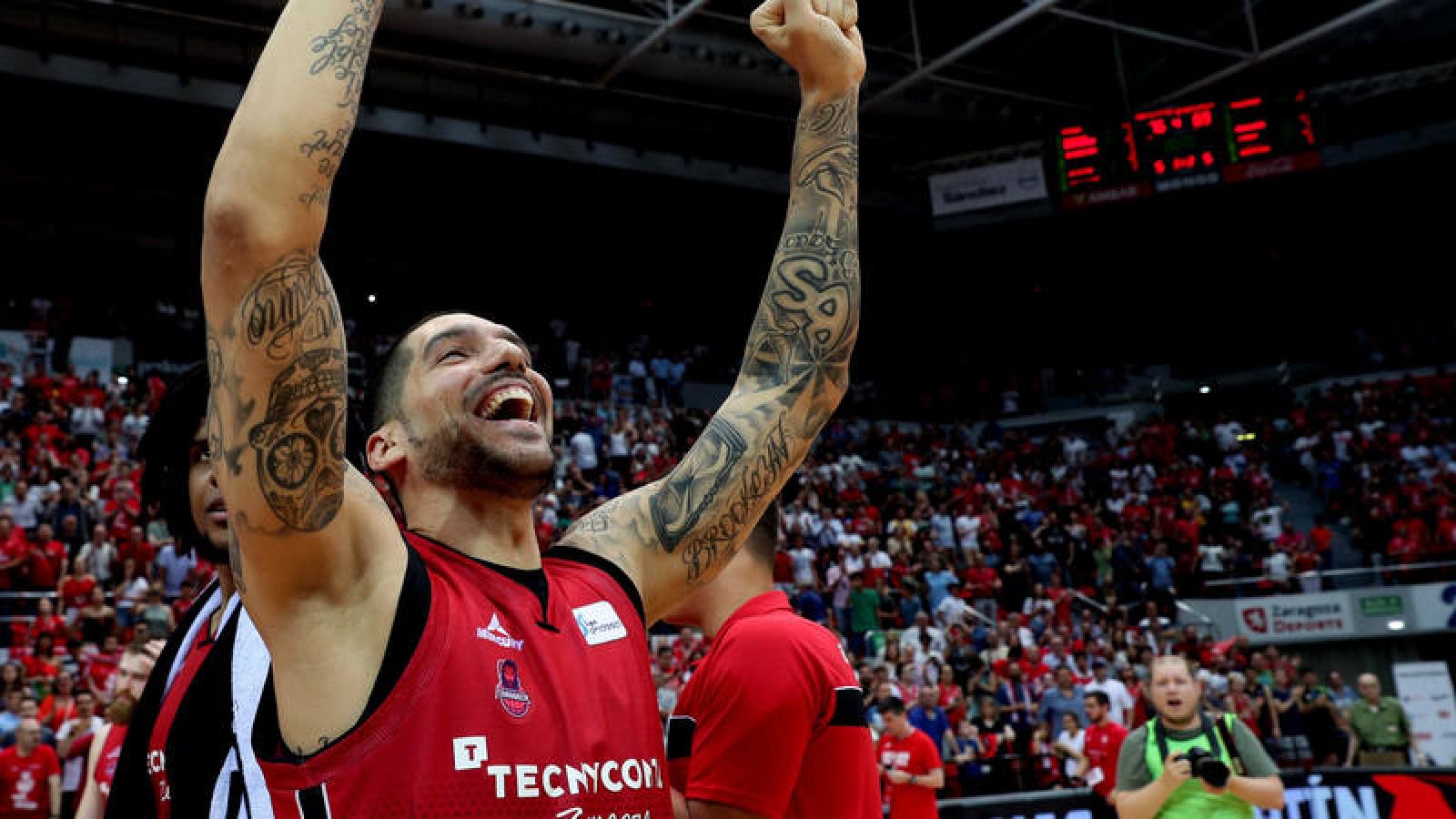 Nacho Martín, del Zaragoza, celebra la victoria.