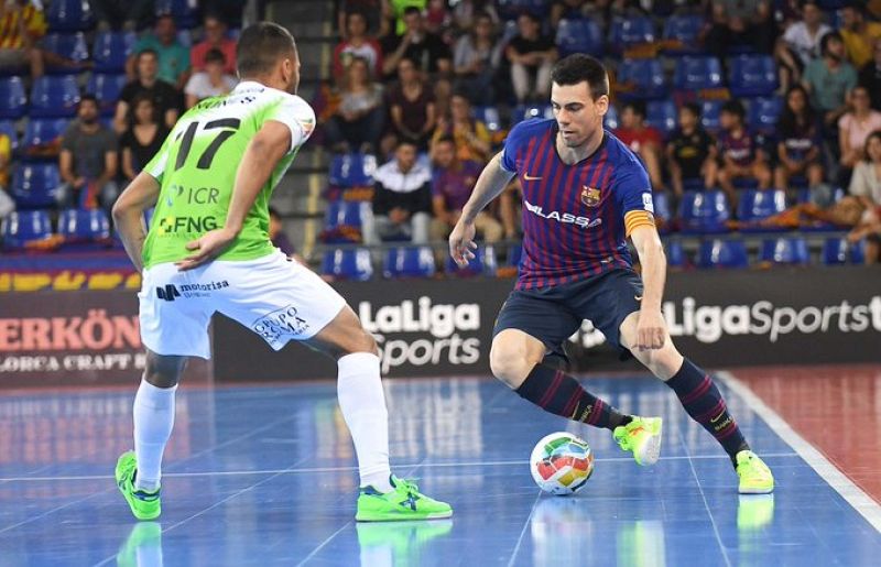 Sergio Lozano trata de superar a Nunes durante el partido.