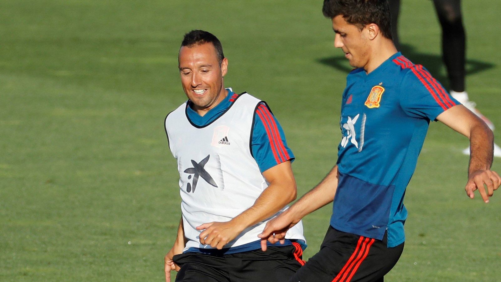 Santi Cazorla, en el centro de la imagen, en un entrenamiento de la selección española.