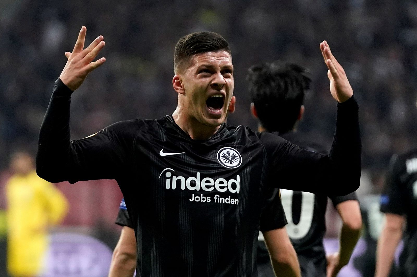 Luka Jovic de Frankfurt celebra un gol durante un partido de la Liga Europa entre Eintracht Frankfurt y Chelsea FC, en Frankfurt (Alemania)