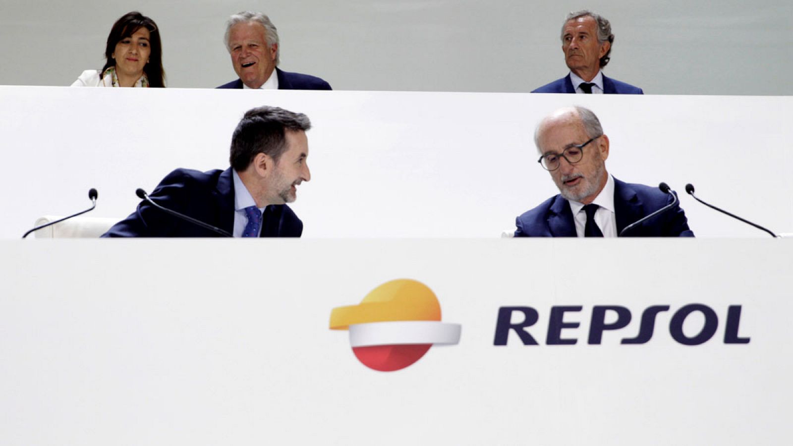 El consejero delegado de Repsol, Josu Jon Imaz, junto al presidente, Antonio Brufau, en la última junta de accionistas