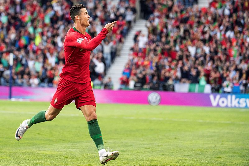 Cristiano Ronaldo celebra un gole ante Suiza en el estadio Dragao de Oporto (Portugal).
