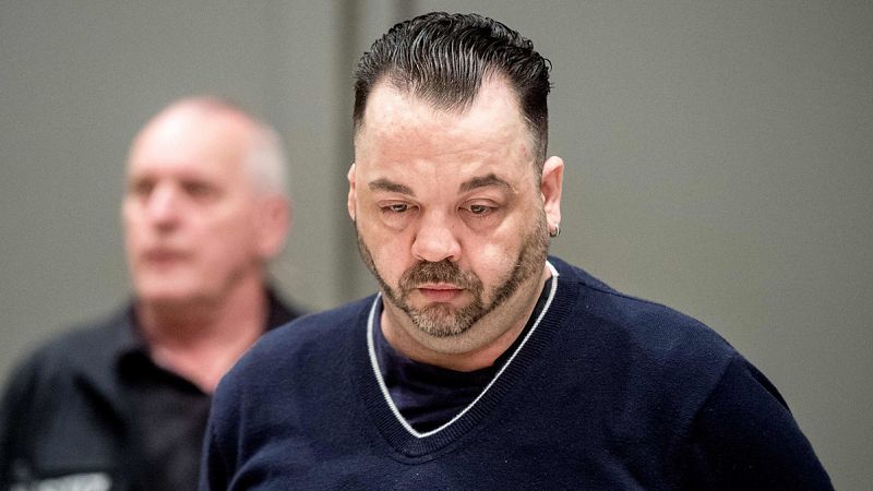 El enfermero alemán Niels Hoege, condenado a cadena perpetua por matar a 85 pacientes, escucha el veredicto en un tribunal de Odenburg. Foto: Hauke-Christian Dittrich / Afp
