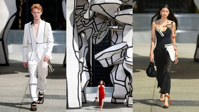 Modelos caminando junto a la escultura 'Group of Four Trees' de Jean Dubuffet. 