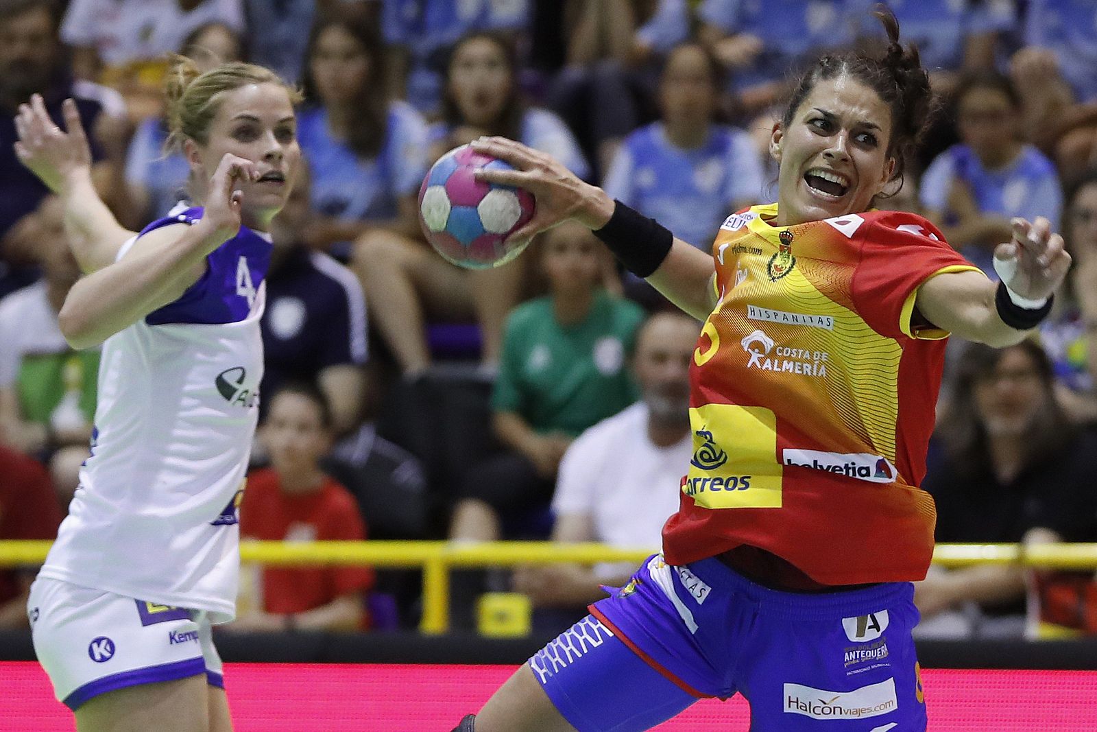 La pivote de la selección española de balonmano María Nuñez (d) se dispone a lanzar ante Thórey Rósa, de Islandia, durante el partido de ida clasificatorio para el Campeonato del Mundo de Balonmano Japón 2019 en Antequera.