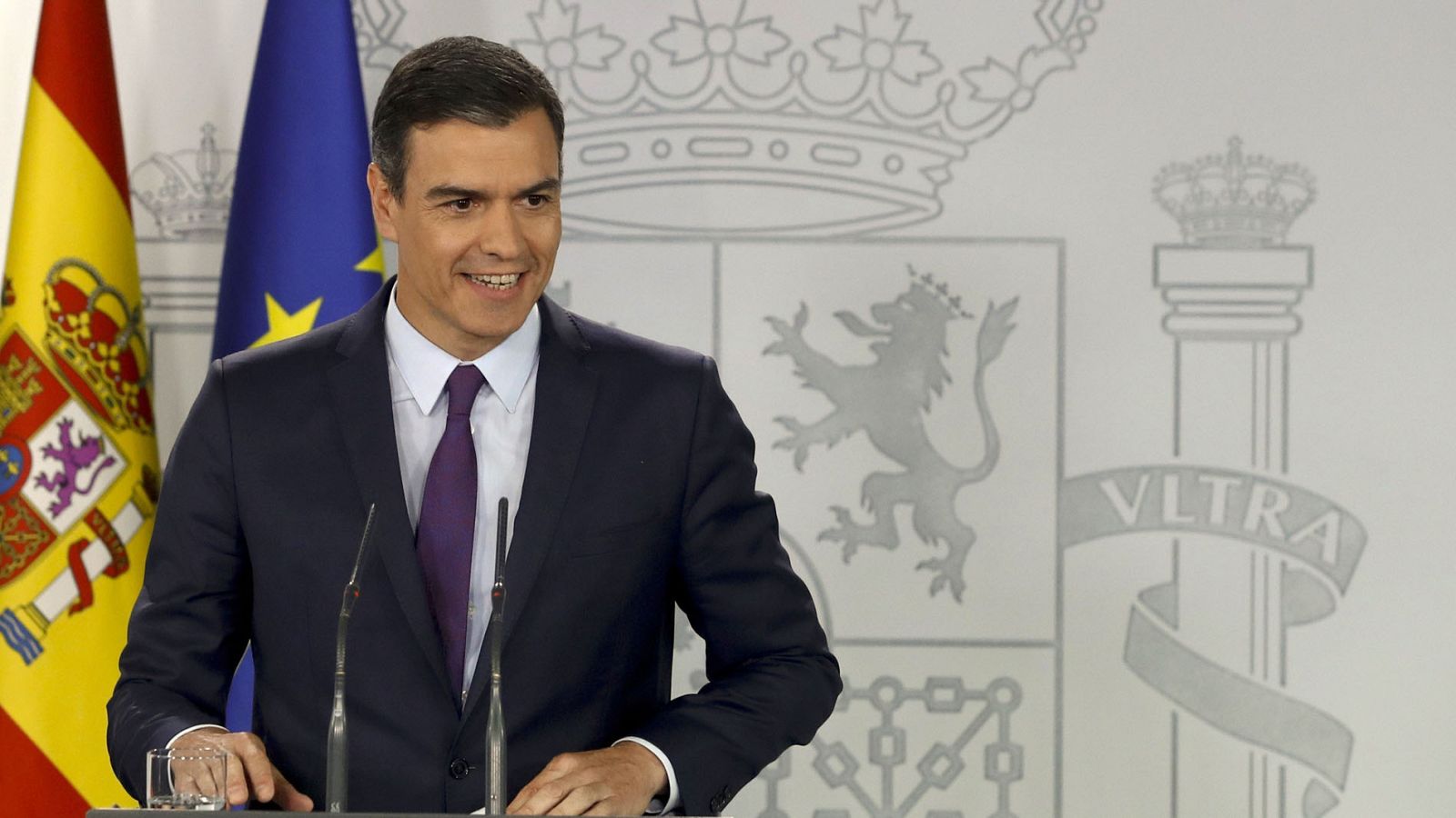 El presidente del Gobierno en funciones Pedro Sánchez comparece en rueda de prensa en el Palacio de la Moncloa tras la reunión que ha mantenido con el rey Felipe de cara a la investidura