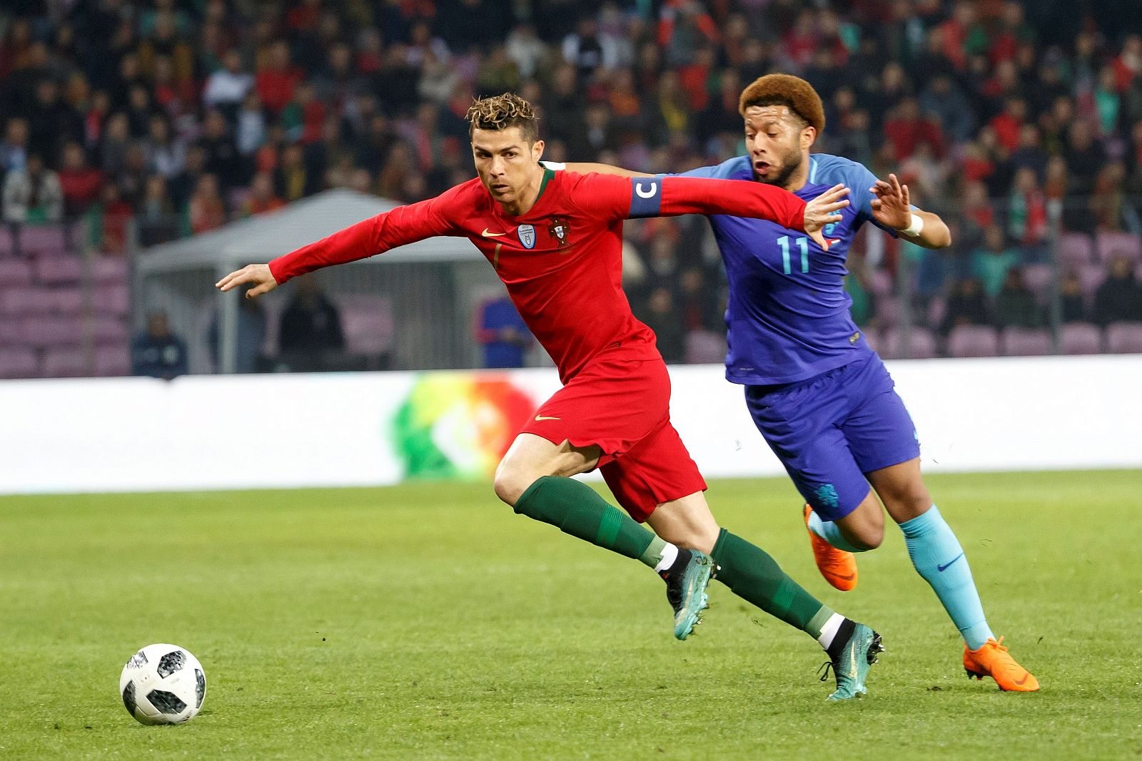 Cristiano Ronaldo, perseguido por Vilhena, en un Portugal-Holanda del año pasado