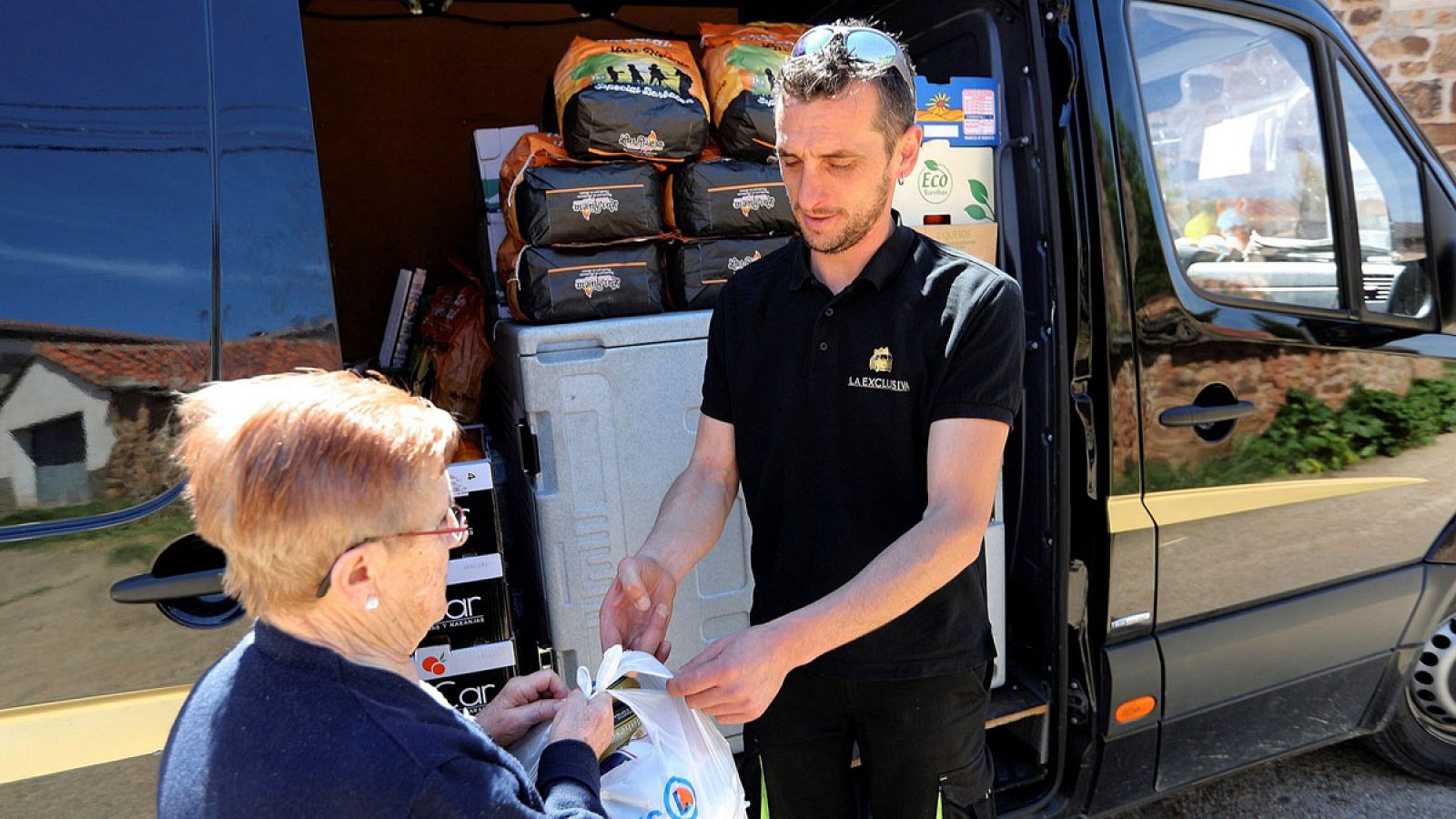 Un trabajador entrega un pedido en un pueblo de Soria