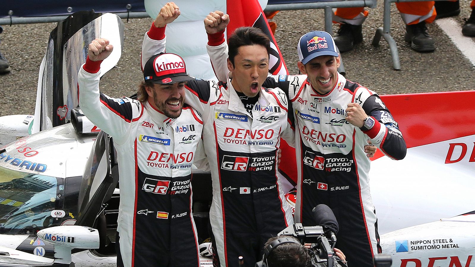 Alonso, Nakajima y Buemi celebran la victoria en las 24 Horas de Le Mans en 2018.