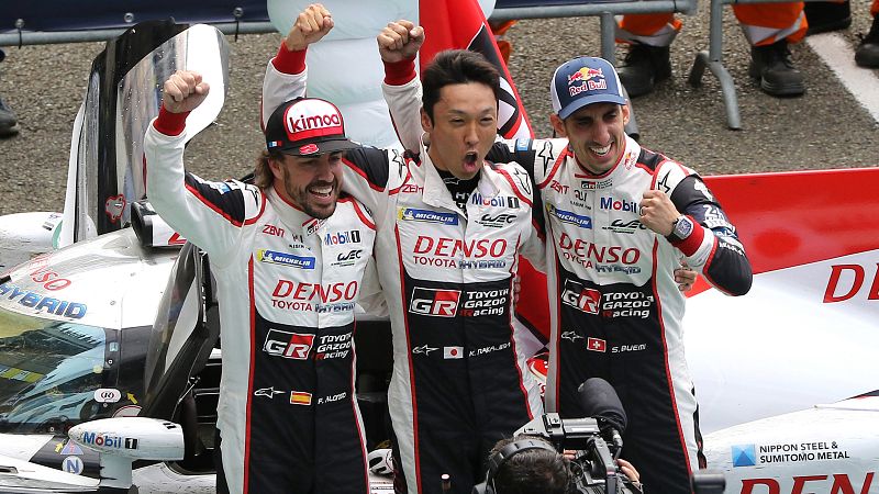 Alonso, Nakajima y Buemi celebran la victoria en las 24 Horas de Le Mans en 2018.