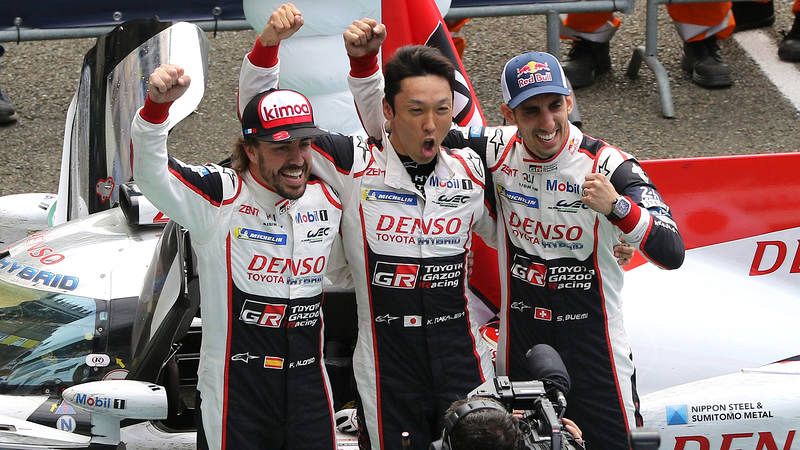 Alonso, Nakajima y Buemi celebran la victoria en las 24 Horas de Le Mans en 2018.