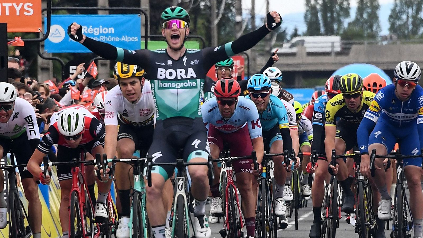 Bennett se impone al sprint y Teuns sigue líder en la Dauphiné