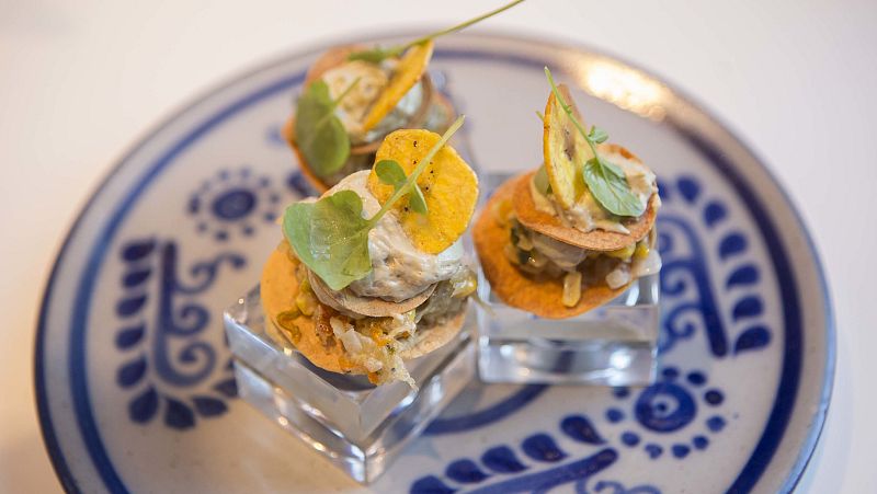 Quesadilla con flor de calabaza y con espuma de aguacate y tostones