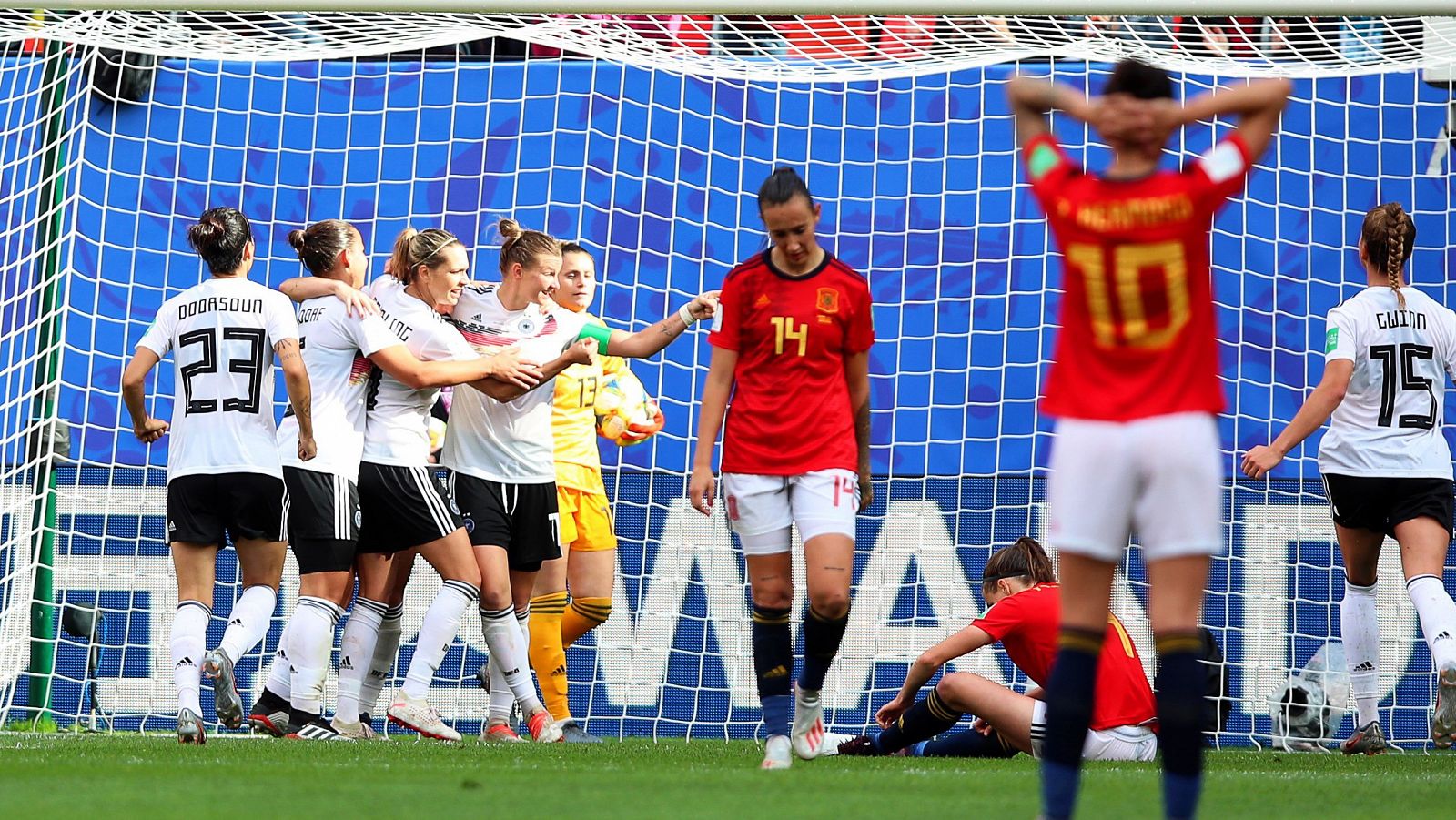 Las jugadoras alemanas celebran tras marcar el 1-0 durante el encuentro ante España.