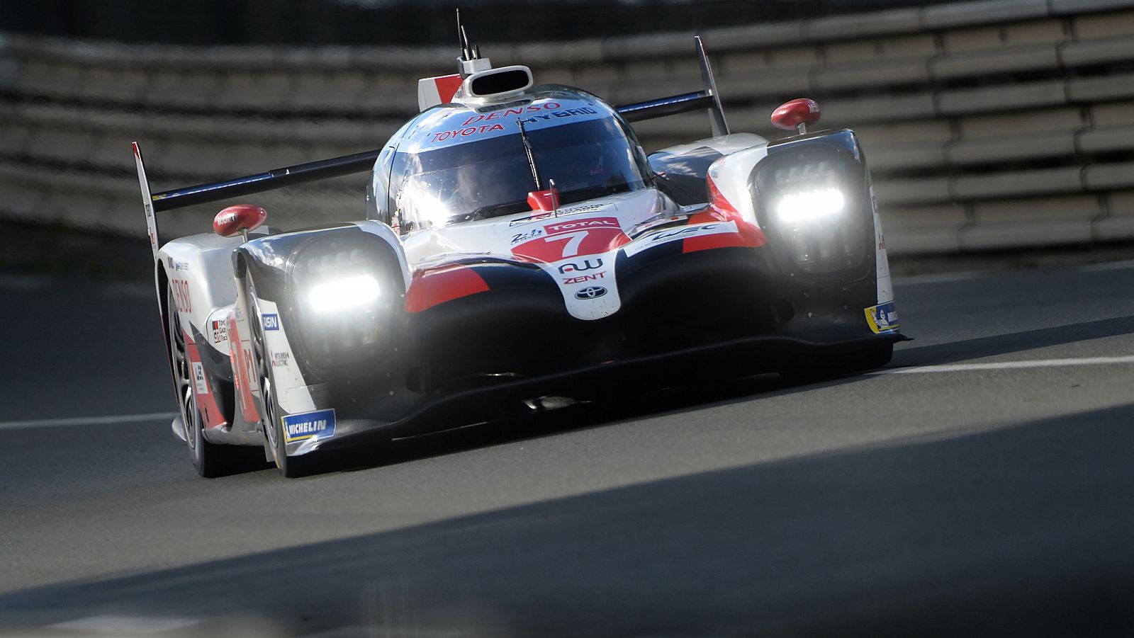 El japonés Kamui Kobayashi, al mando del Toyota, durante la sesión de calificación.