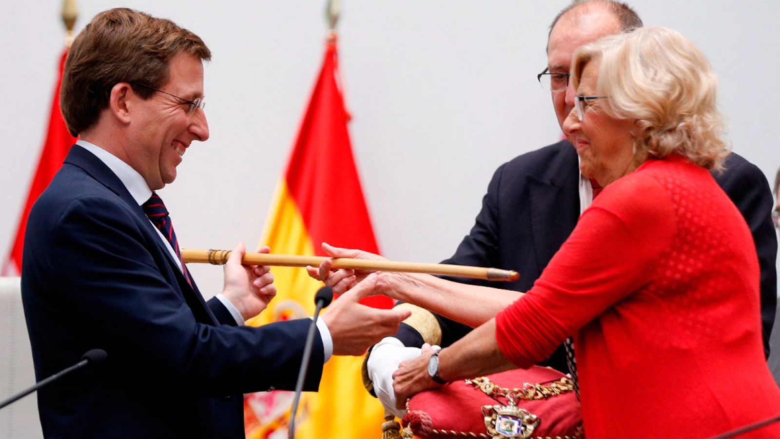 Carmena entrega a Almeida el bastón de mando del Ayuntamiento de Madrid