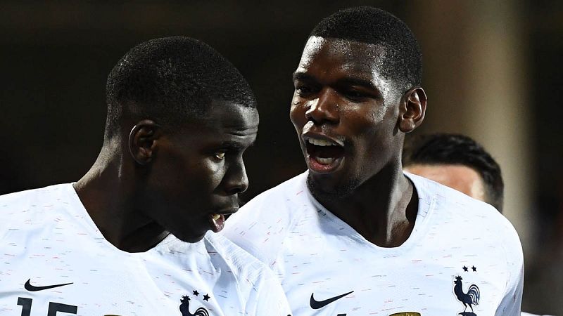 Pogba (d) celebra un gol con Zouma (i)