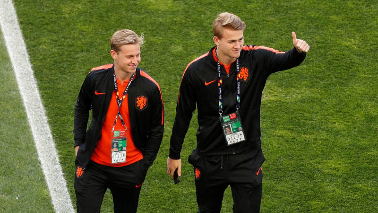 De Ligt (d), campeón del Golden Boy 2018, y De Jong (i)