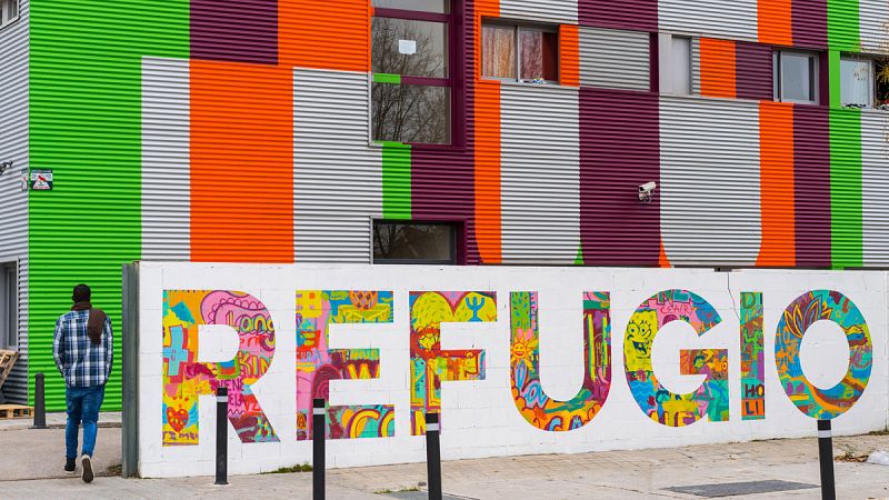Solicitante de asilo entrando al Centro de Acogida Juan José Rodríguez Ugarte de CEAR en Getafe. © José Sancho.