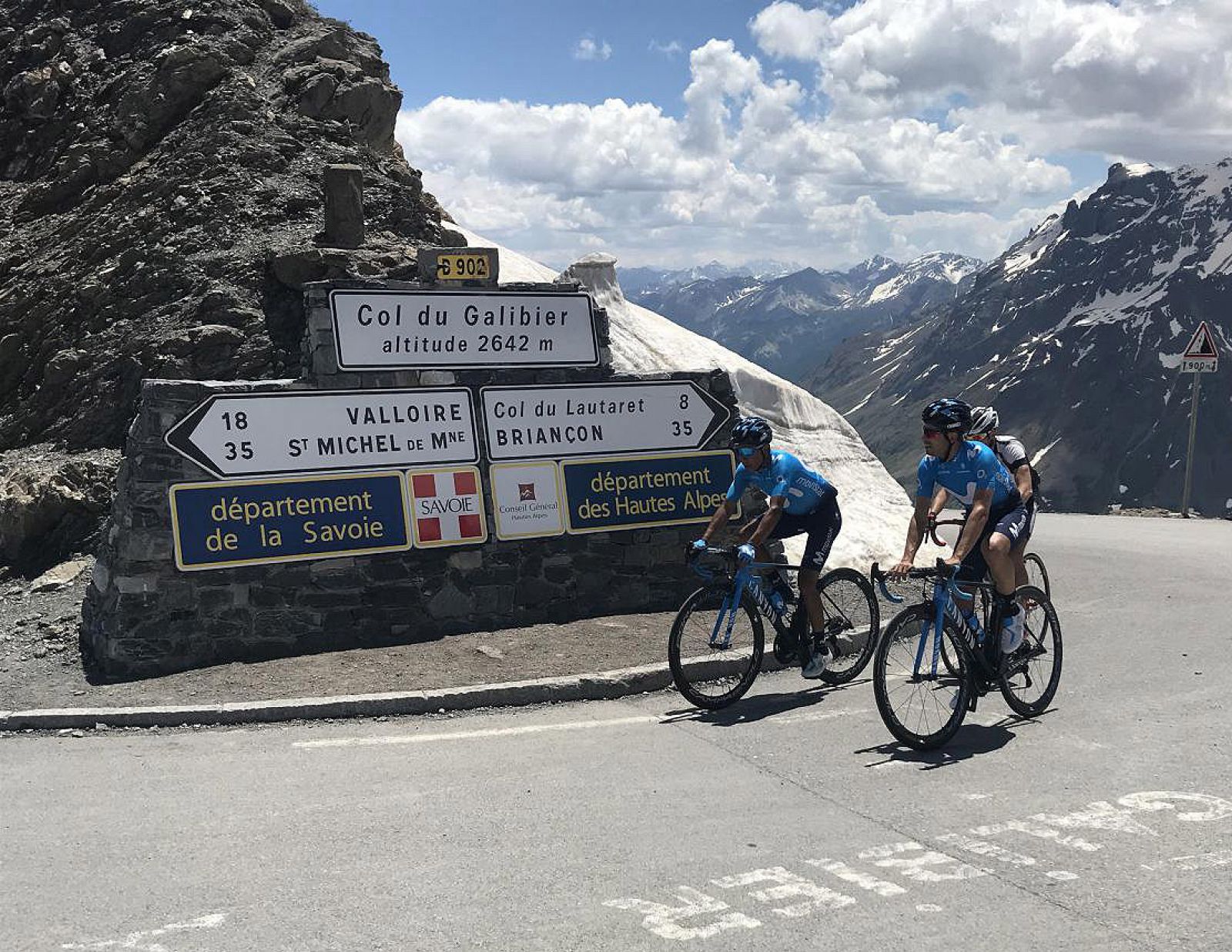 Imagen de Nairo Quintana y Mikel Landa en las carreteras alpinas.