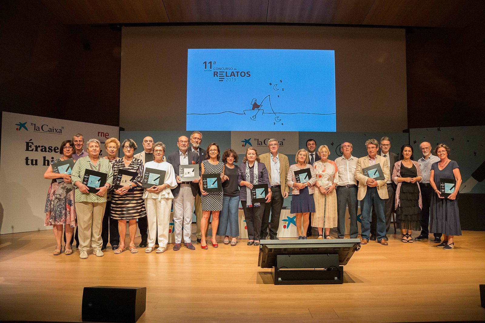 Foto de familia de finalistas y ganadores del concurso