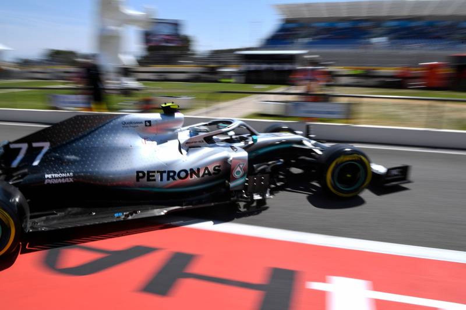 Imagen del monoplaza de Valtteri Bottas saliendo del 'box' de Mercedes.