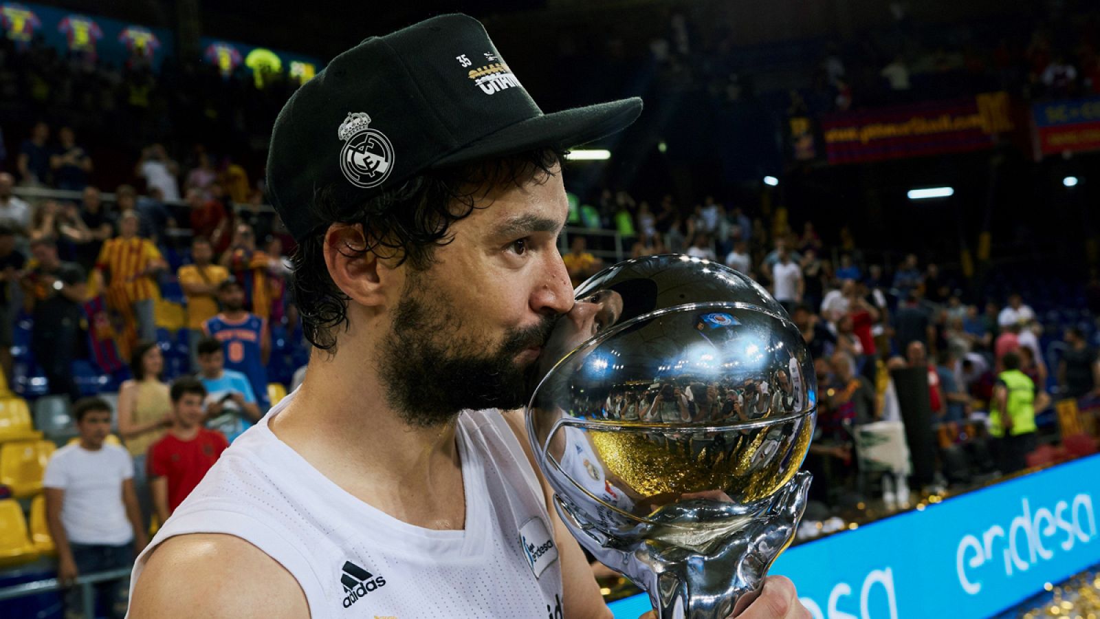 Llull besa el trofeo de la Liga ACB