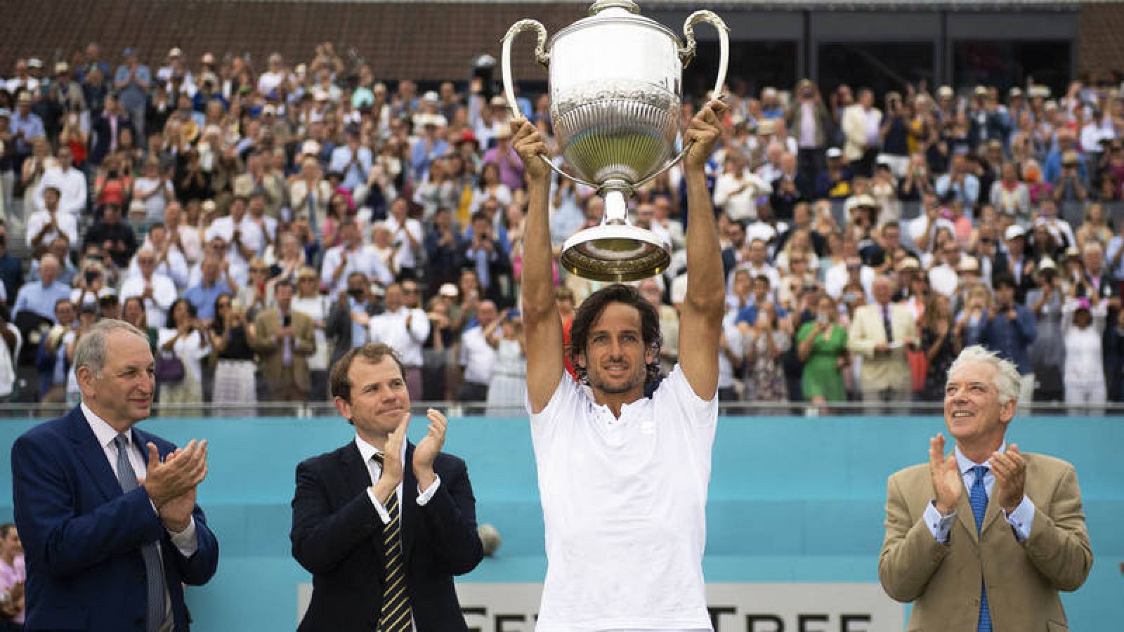 Feliciano López levanta el trofeo de campeón en Queen's.