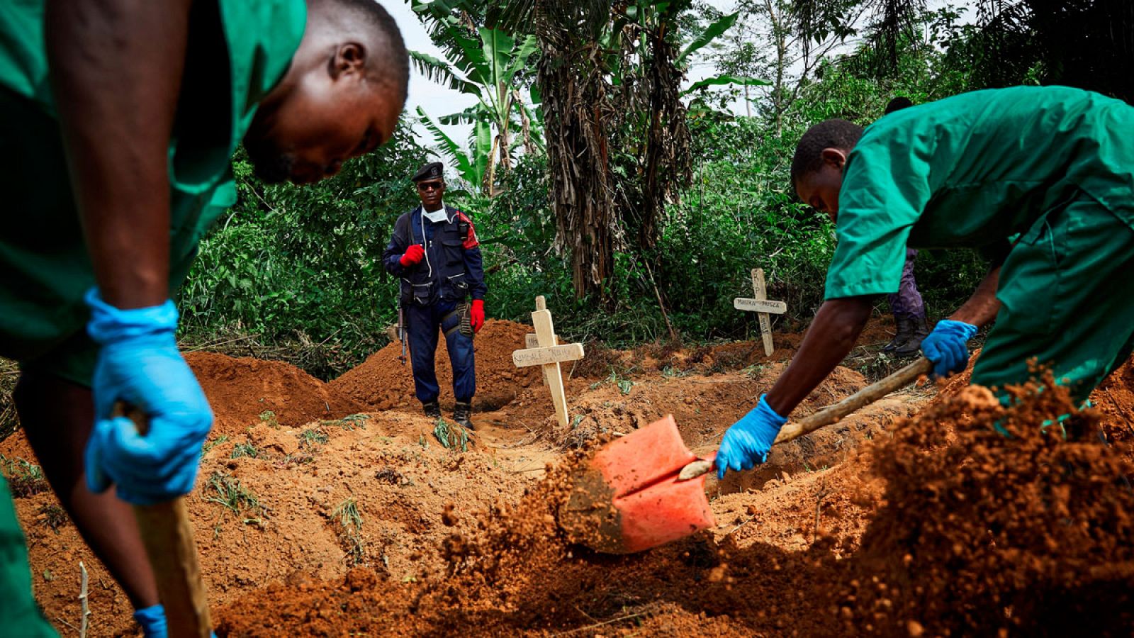 Trabajadores sanitarios entierran a un bebé de once meses en un cementerio de víctimas del ébola, este domingo 5, en Beni (República Democrática del Congo).