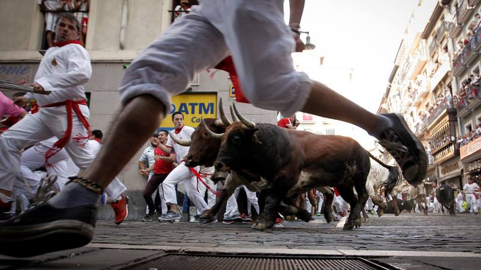 Encierros de Sanfermines a su paso por la curva de Mercaderes