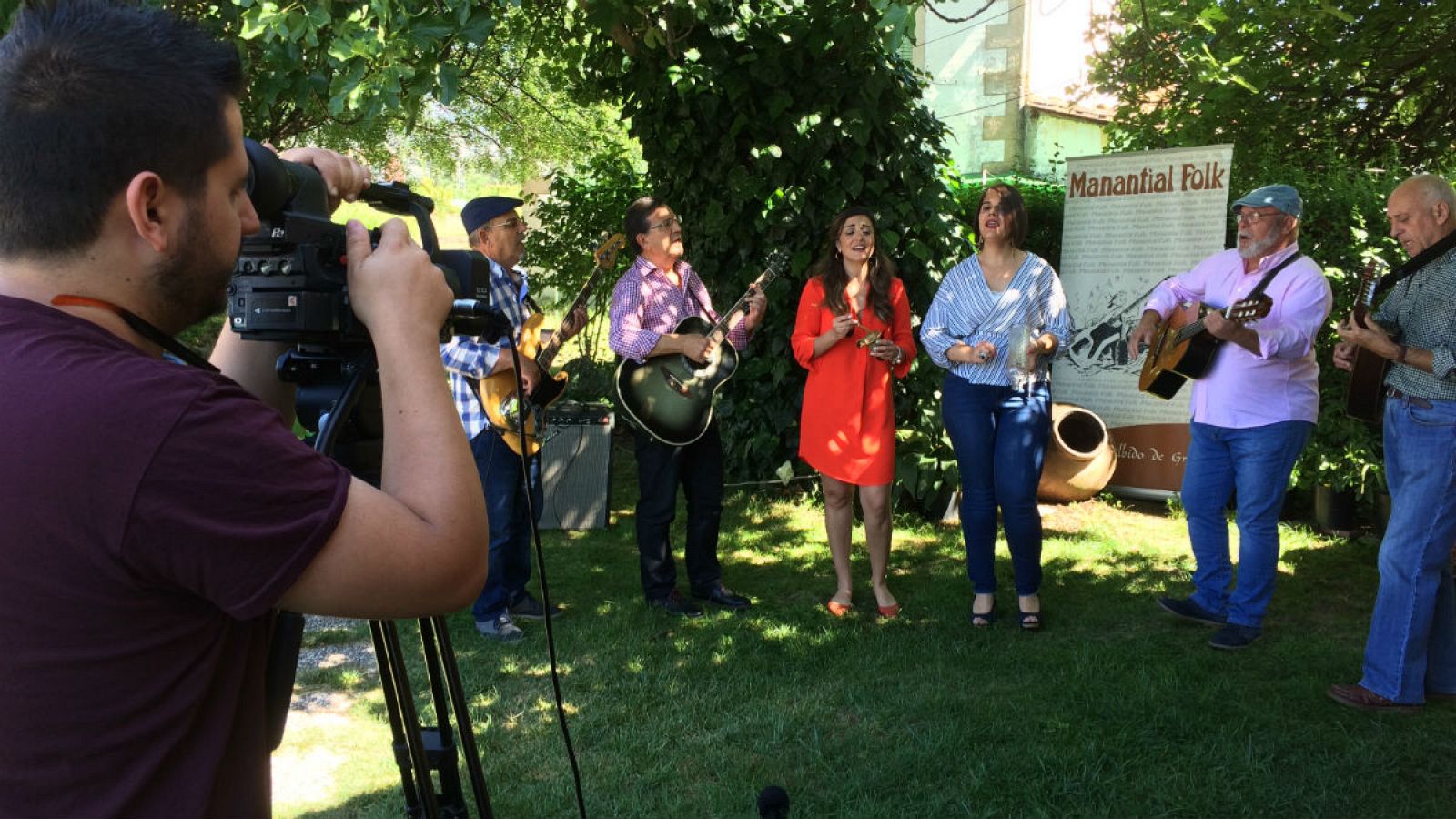 Actuación del grupo Manantial Folk para TVE en Madrigal de la Vera (Cáceres).