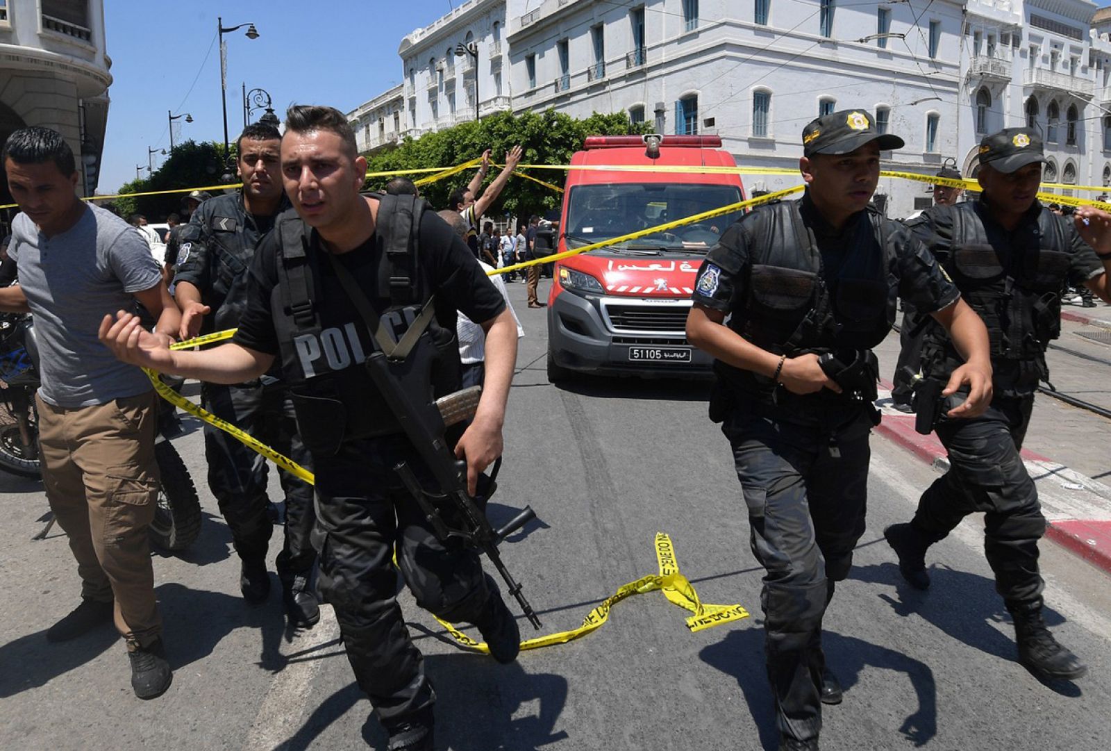 Fuerzas de seguridad cerca del lugar del atentado terrorista en la capital de Túnez. Foto: Fethi Belaid / AFP