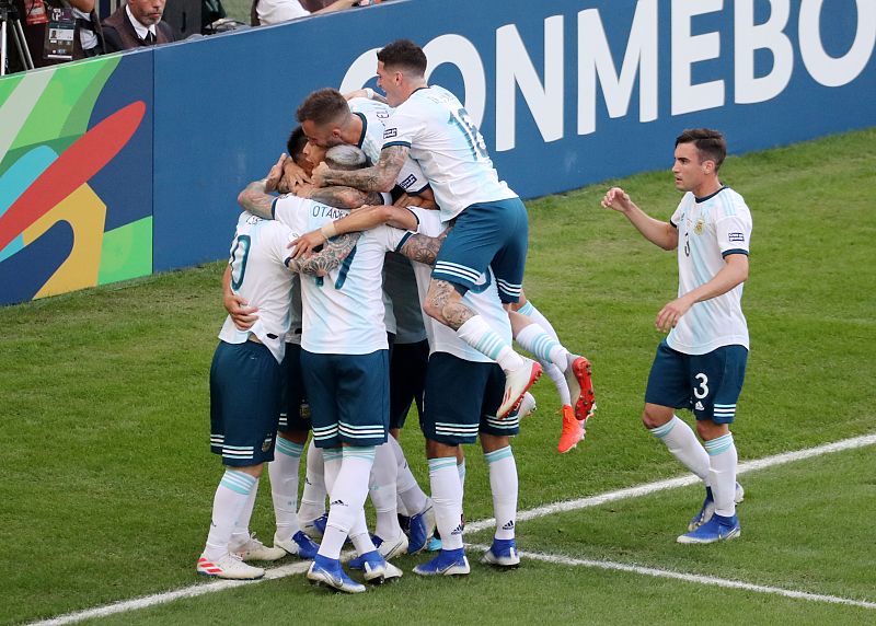 Lautaro Martínez celebra el primer gol ante Venezuela con Messi.